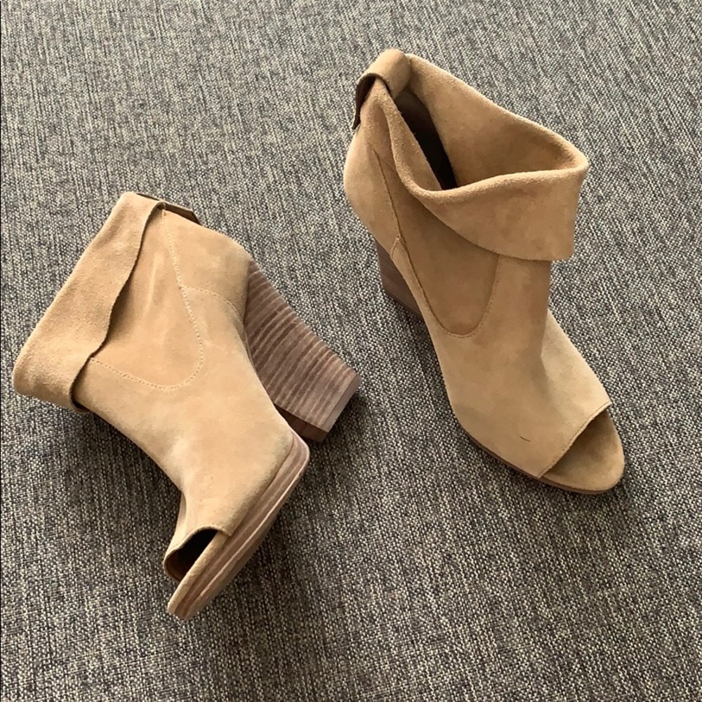 🟢 Vince Camuto Ankle Tan Suede Booties Boots